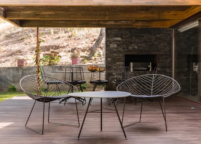 Dom wakacyjny Casa De - Private With Outdoor And River View Only 25 Minutes Away From Oporto *